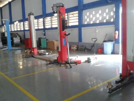 Angola: Hydraulic lift jacks in the workshop